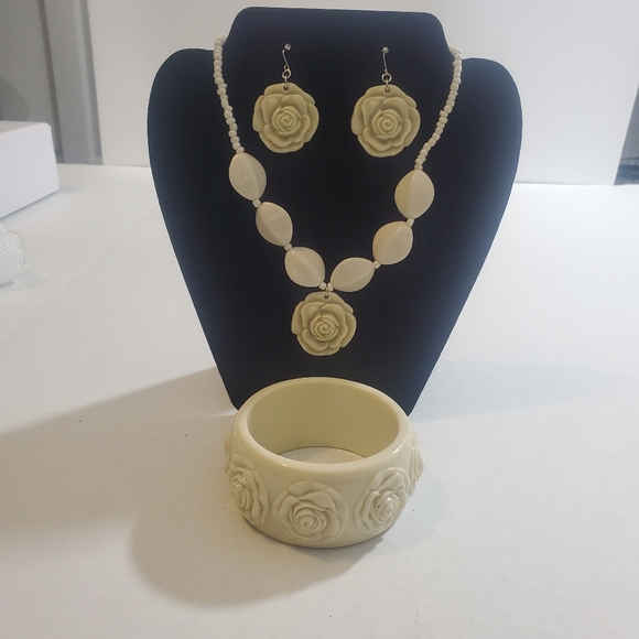 APOSTROPHE NECKLACE,EARRINGS,& BRACELET SET - Picture 5 of 12